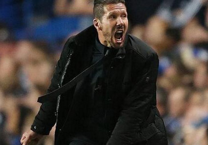 Mračni trenutak: Pogledajte kako je Simeone poludio i po terenu ganjao Varanea
