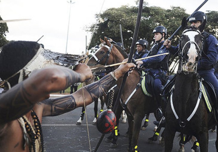 Protesti u Brazilu: Policajac pogođen strijelom u nogu