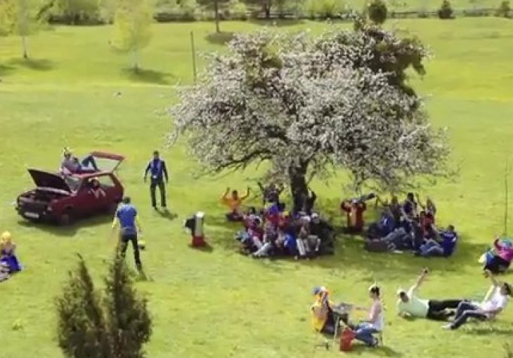 Ćevapi, harmonika... Evo kako se Bosanci pripremaju za SP