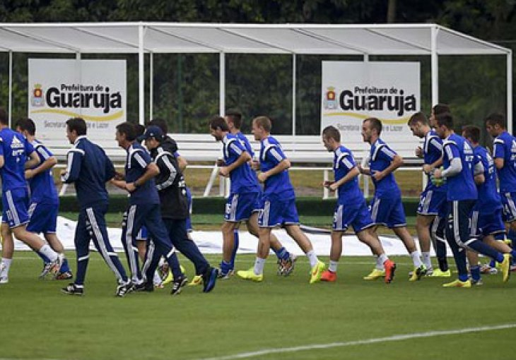 Dok svi spavaju, Edin Džeko...