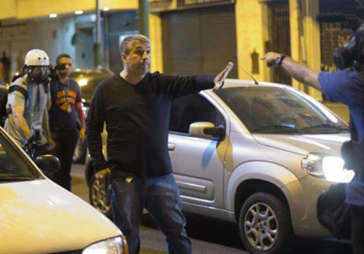Policajac pucao na demonstrante u toku utakmice Argentine i BiH