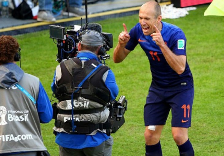 Robben: Bili smo pod pritiskom; Van Gaal: De Jong je bio odličan