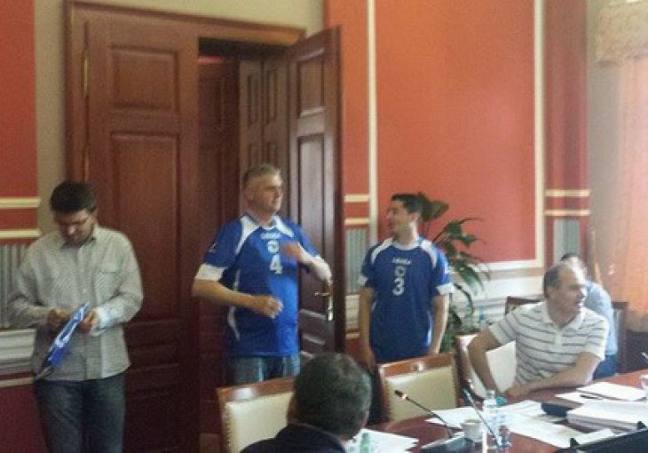 Brčko: Navijači ušli u zgradu Vlade, prekinuli sjednicu i političarima dali dresove BiH