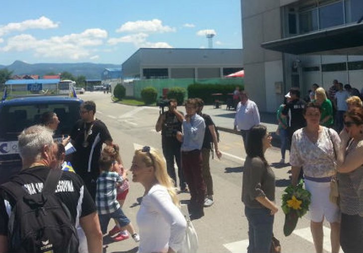 Skroman doček: Prvake svijeta dočekale porodice i prijatelji