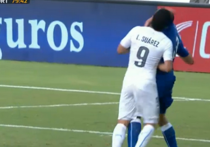 Da li je ovaj čovjek normalan? Suarez ujeo Chiellinija?!