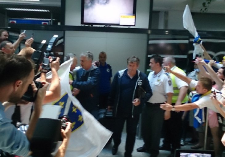 Pape i igrači stigli, navijači ih dočekali aplauzom