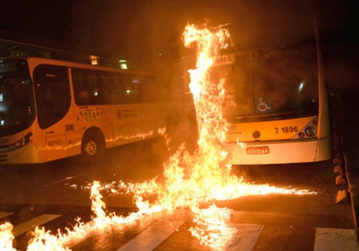 Zapaljeni autobusi u Sao Paulu nakon debakla Brazila