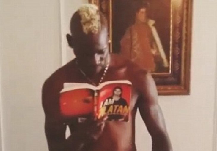 Balotelli čita knjigu o Zlatanu i pegla u isto vrijeme