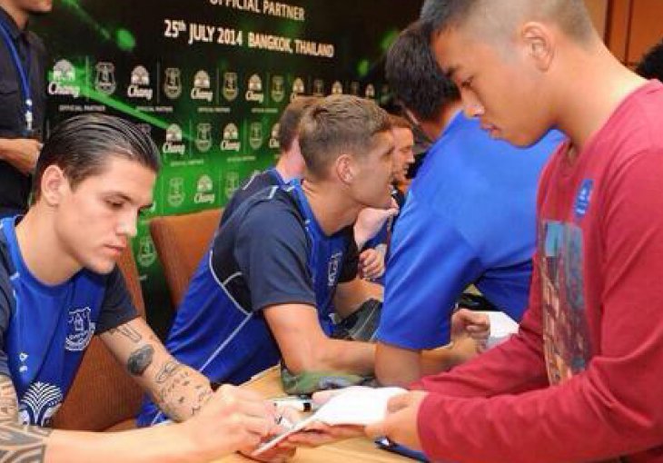 Muhamed Bešić predstavio novi dres Evertona