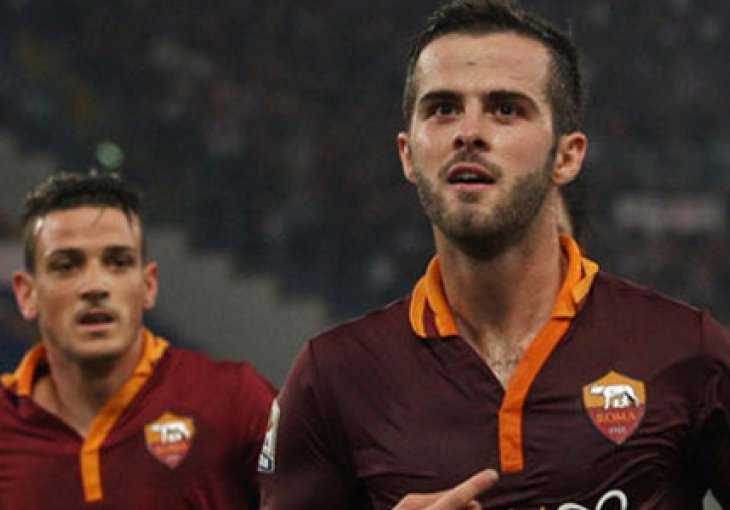 Igrači Uniteda se gledali u čudu: Pogledajte kakvu je golčinu dao Pjanić!