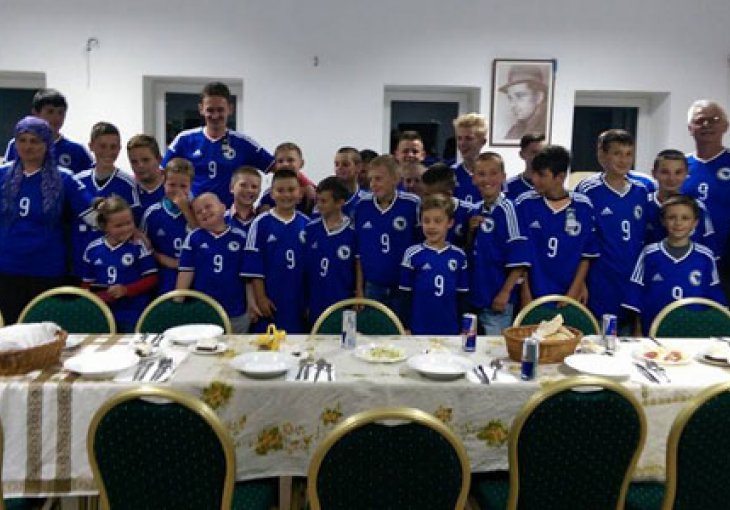 Ibišević u Vlasenici organizirao iftar: Najmlađim podijeljeni i dresovi