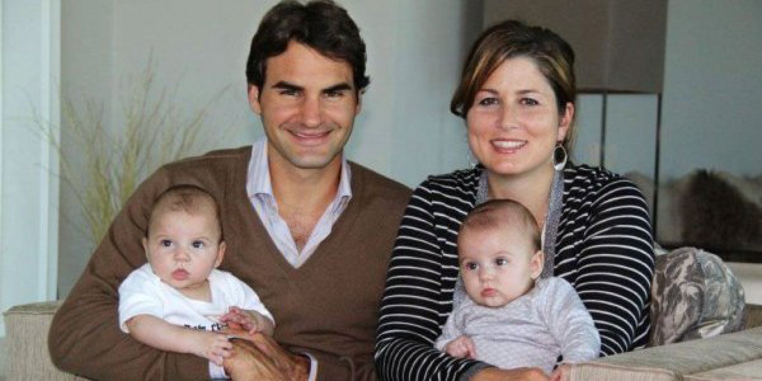 Roger-Mirka-and-twin-girls-roger-federer-9528649-604-402