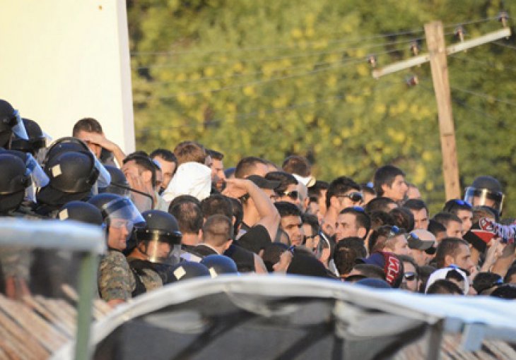 Navijač Vardara u sukobu s policijom ostao bez šake