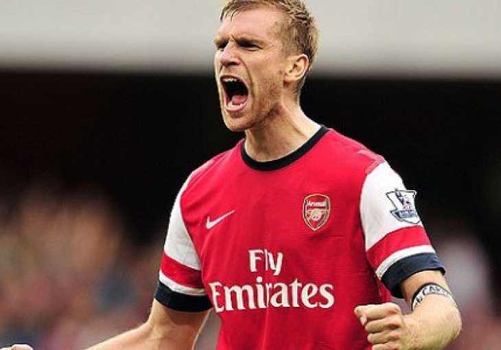 Wenger u panici: Defanzivni dvojac povrijeđen, Mertesacker će u vatru