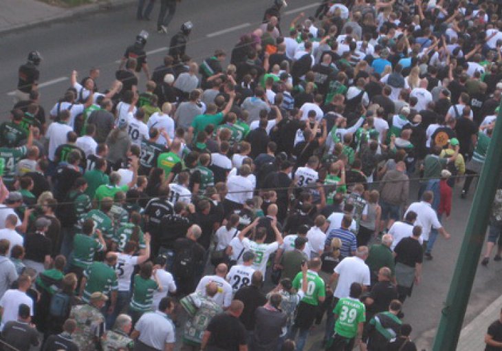 Borussijini navijači idu prema stadionu Koševo uz ogromnu policijsku pratnju