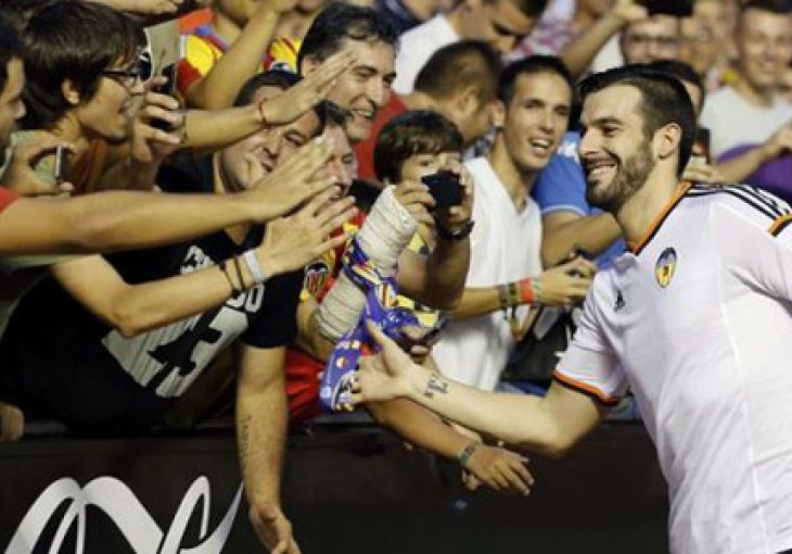 Negredo se na predstavljanju sukobio sa navijačima Valencije