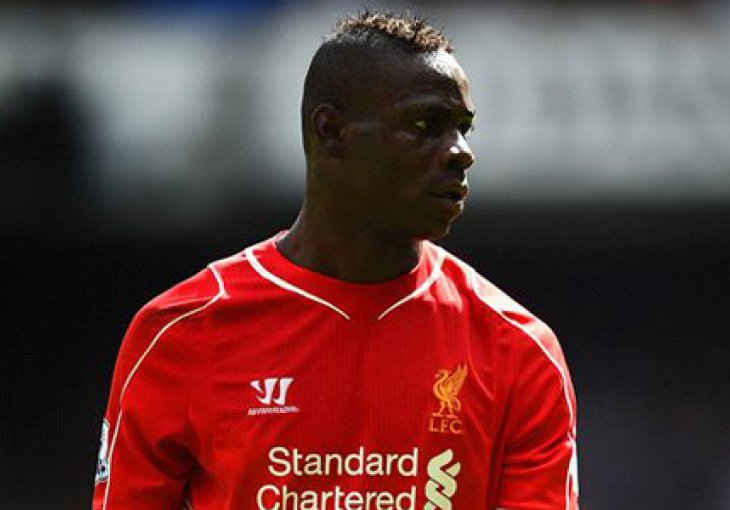 Balotelli zaradio crveni karton zbog udaranja protivnika u glavu