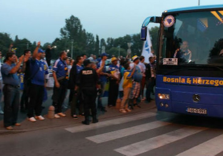 Navijači odali počast tragično stradalim rudarima, Zmajevi stigli na Bilino Polje
