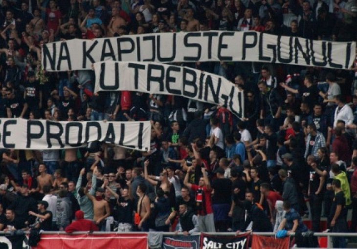 Pogledajte šta su navijači Slobode poručili Željezničaru 