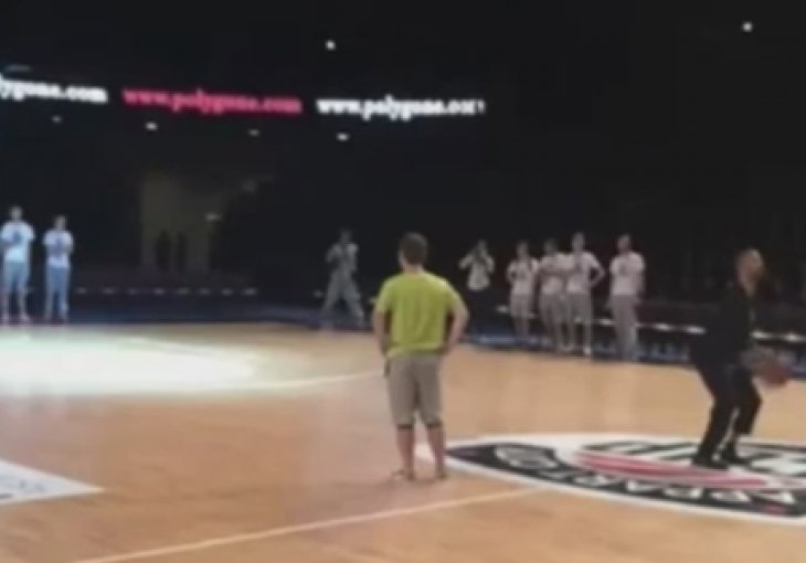 Tony Parker pogađa s pola terena, bez gledanja!