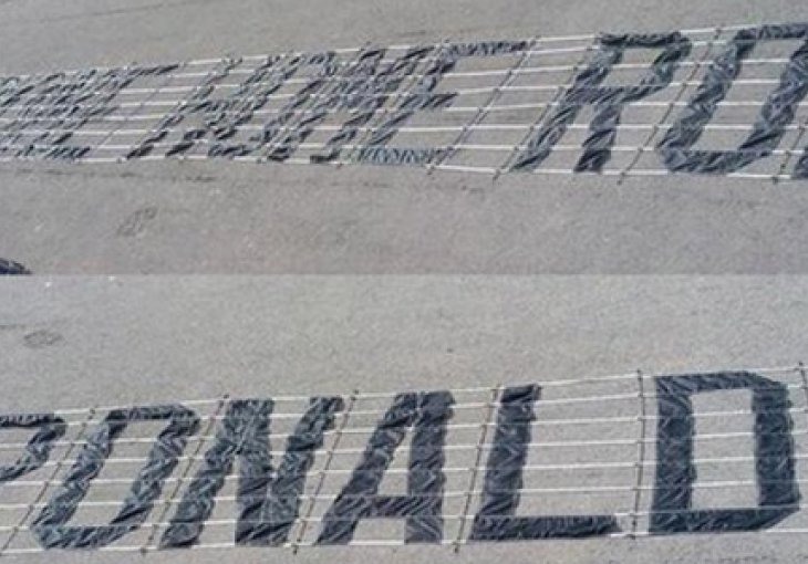 Navijači Uniteda avionom iznad stadiona zovu Ronalda 