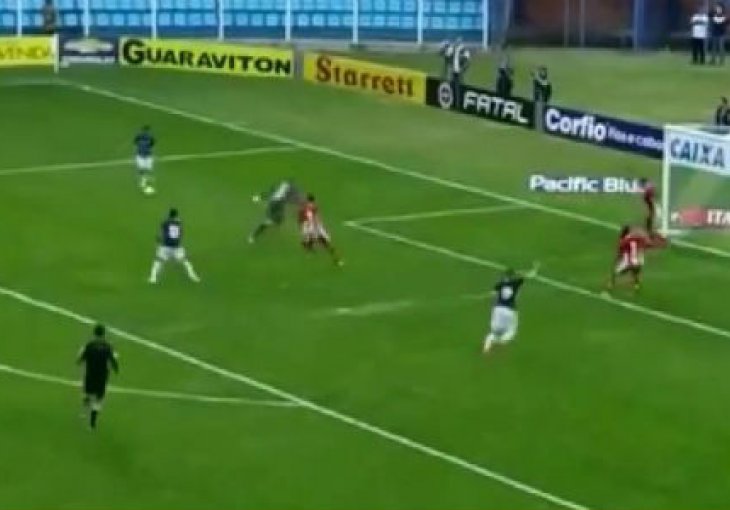 Ovo niste vidjeli: Golman postigao gol glavom u svoju mrežu!