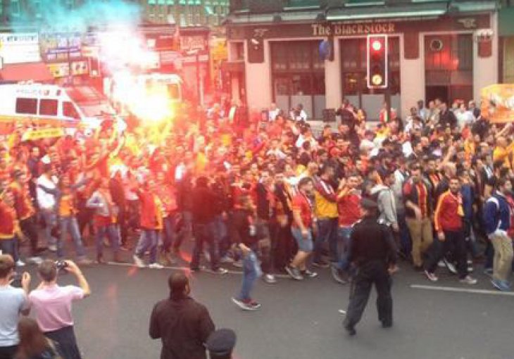 Navijači Galate bakljama gađali navijače Arsenala