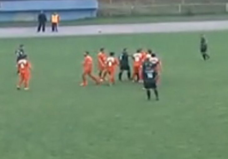Užasne scene sa terena: Pogledajte divljački nastup bivšeg reprezentativca BiH
