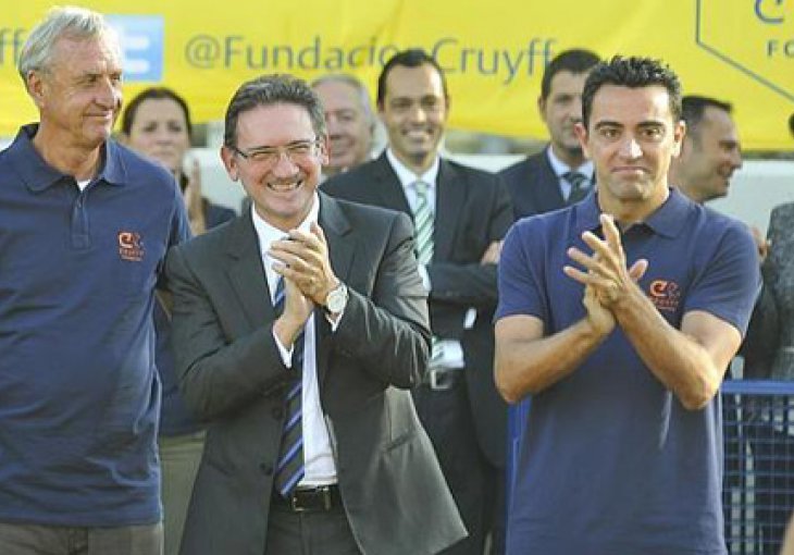 Cruyff i Xavi djeci pokazali legendarni nogometni trik