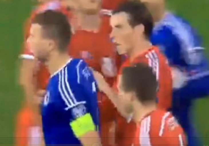 Džeko razgrtao Velšane pa dobio žuti karton