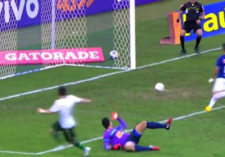 Nevjerovatno spašavanje lopte sa gol linije