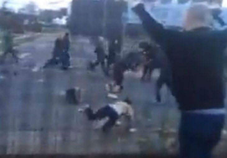 Pogledajte tuču navijača Uniteda i Cityja poslije gradskog derbija!