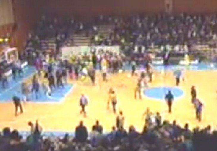 Nevjerovatne scene: Navijači Levskog napali igrače Partizana 