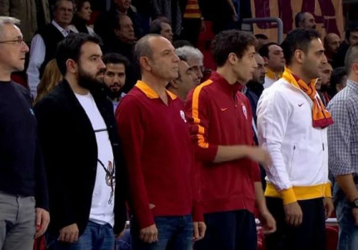 Navijači Galatasaraya izviždali minutu šutnje za ubijenog navijača Zvezde
