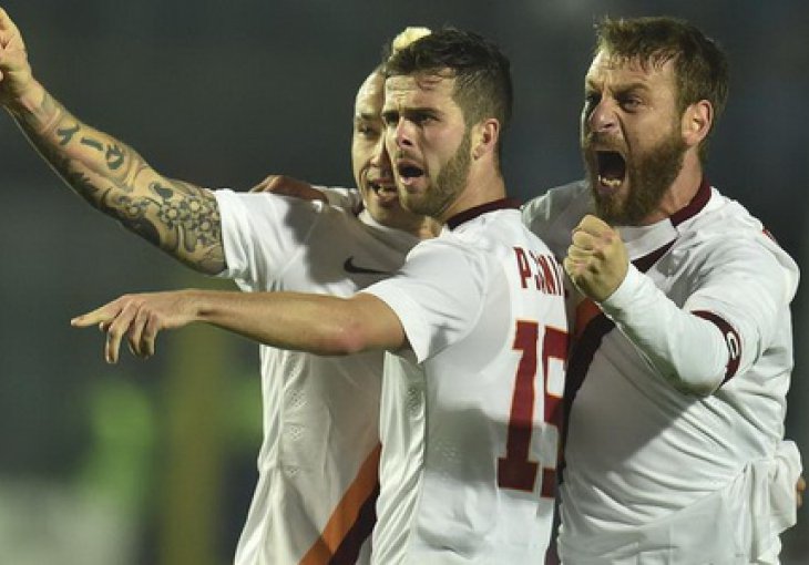 Miralem Pjanić pokazuje Italijanima kako se izvode slobodni udarci