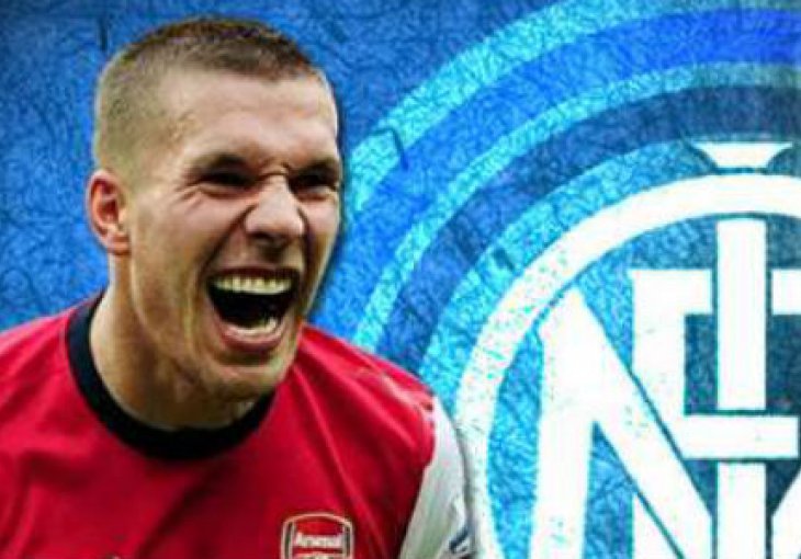 Lukas Podolski sa šalom Intera stigao u Milano