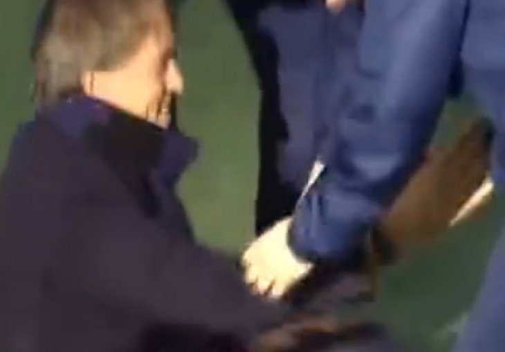 Roberto Mancini nokautiran na sred utakmice u MMA stilu