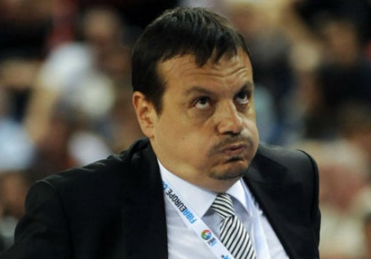 Trener Galatasaraya sa ličnim obezbjeđenjem u beogradskoj areni
