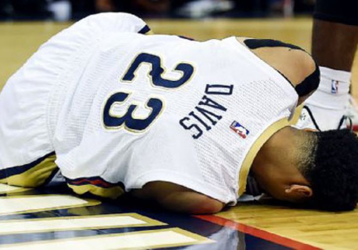 Strašan pad Anthony Daviesa nakon zakucavanja