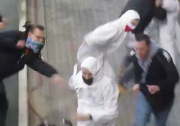 Evo šta se desi kad šačica huligana krene na mnogobrojniju grupu
