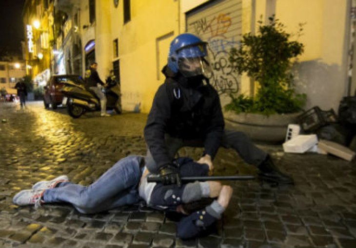Haos u Rimu: Policija privela 33 pijana navijača Feyenoorda