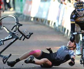 Užasan pad biciklistkinje koju je gurnuo navijač
