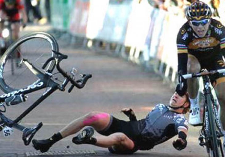 Užasan pad biciklistkinje koju je gurnuo navijač