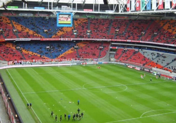 Fudbaleri Ajaxa pretukli policajku