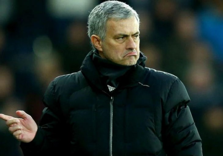 Mourinho svoje igrače gađa flašama