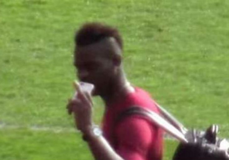 Zašto je Balotelli pokazao srednji prst navijačima Uniteda?