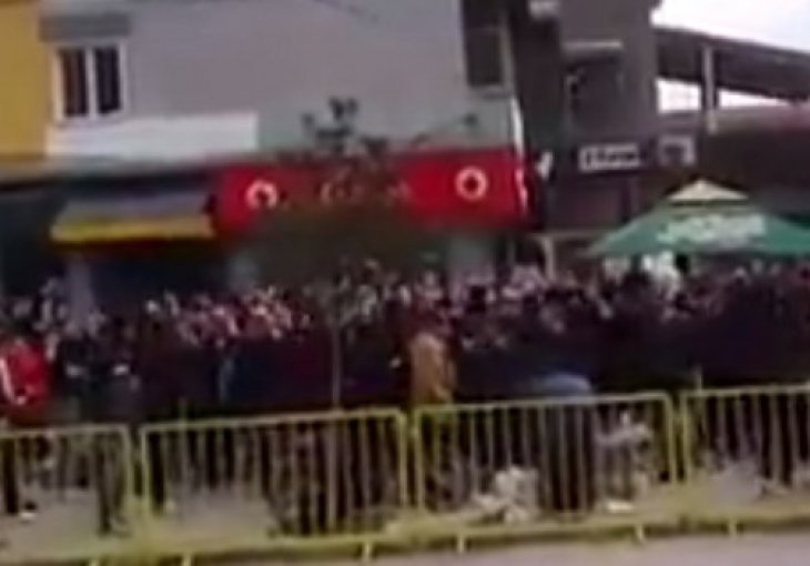 VIDEO: Večer obilježila velika međusobna tuča albanskih navijača