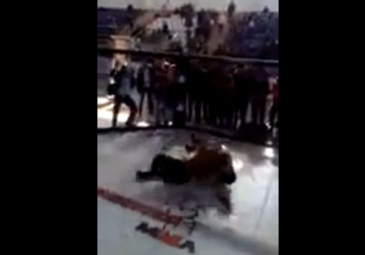 UZNEMIRUJUĆI SNIMAK: MMA borac umro u kavezu