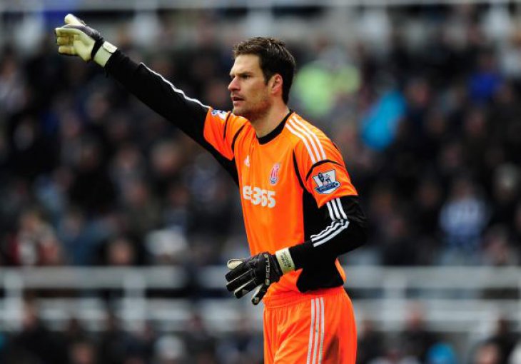 Asmir Begović novi čuvar mreže kluba sa Old Trafforda?