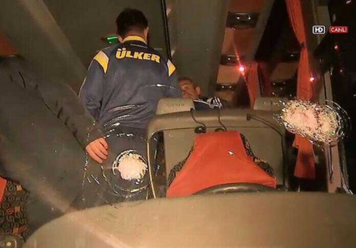 Šta se dešava? Pucano na autobus sa igračima Fenerbahcea, mnogo povrijeđenih, krv na sve strane